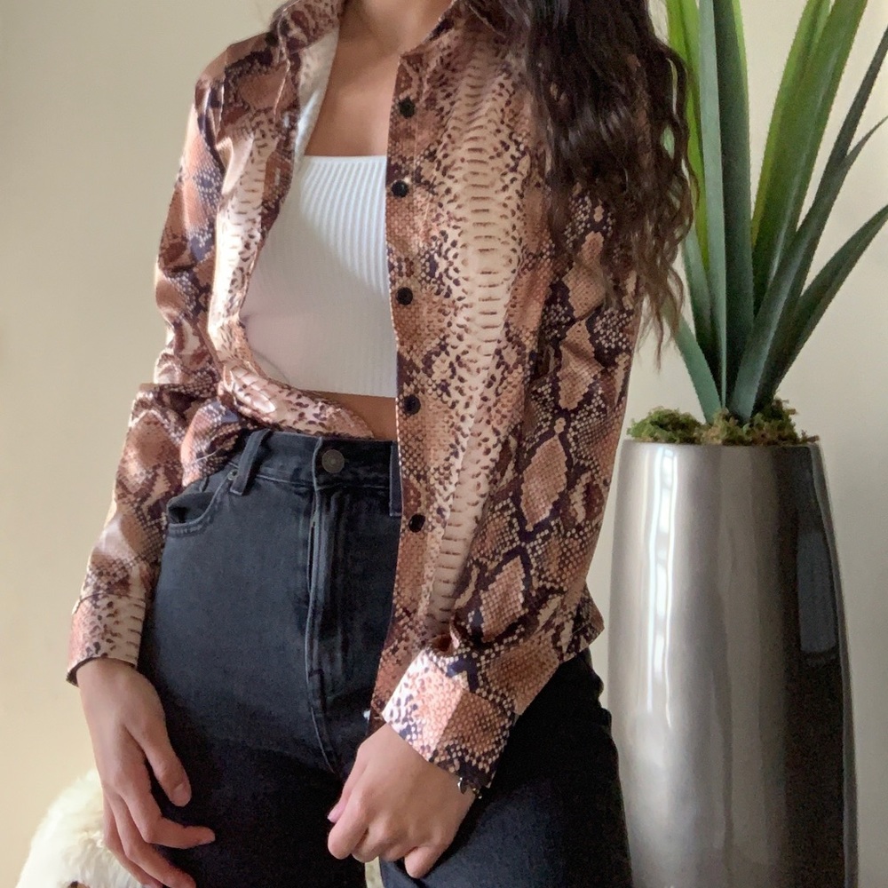 SNAKE PRINT BUTTON UP TOP
